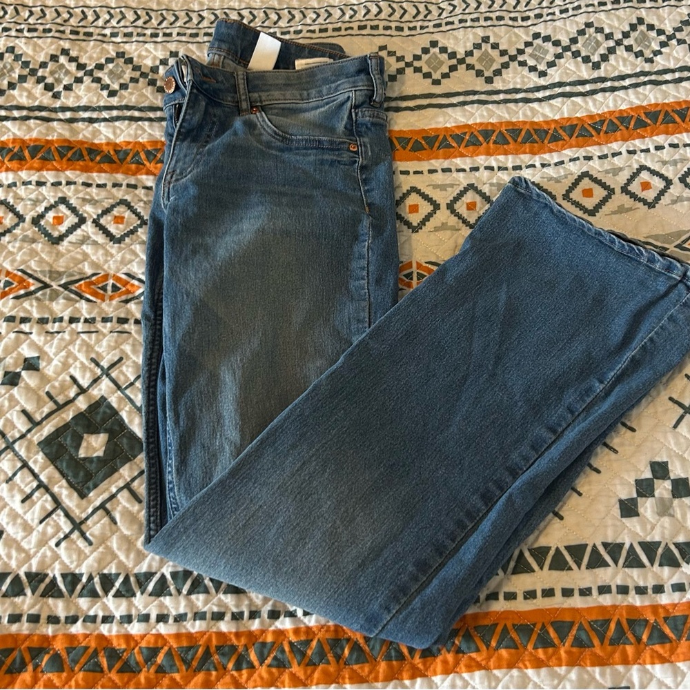 size 8 light wash denim pants. These are low rise boot cut jeans